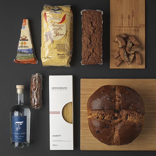 pacco natalizio Trentiner Lo Scaldacuore con grappa, panettone e 6 prodotti tipici