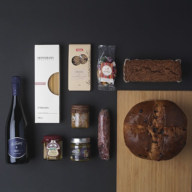 pacco natalizio la ricetta della felicità trentiner con prodotti tipici, spumante e panettone