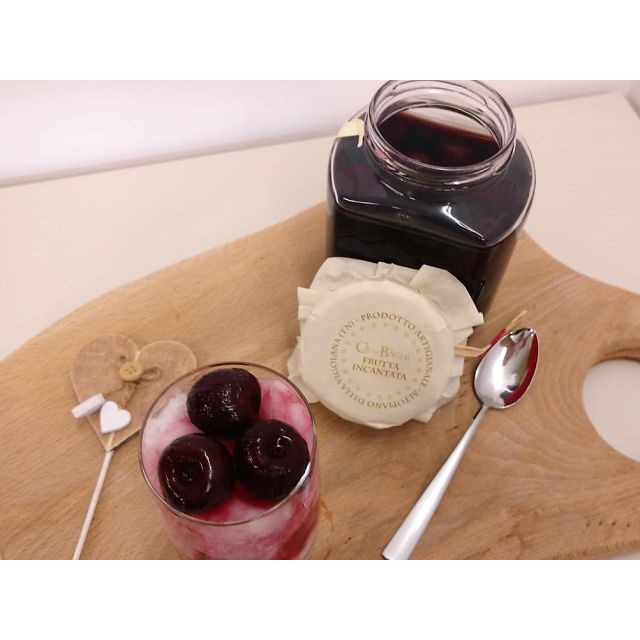 Gelato al sambuco con cilegie sciroppate